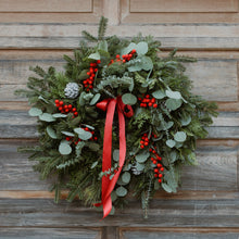 Load image into Gallery viewer, Holly Collection Classic 20" Fresh Wreath