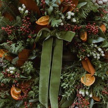 Load image into Gallery viewer, Magnolia Collection Premium Fresh Wreath
