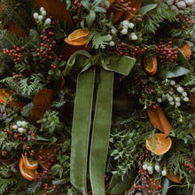 Load image into Gallery viewer, Magnolia Collection Premium Fresh Wreath