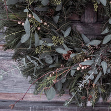 Load image into Gallery viewer, Heart of Gold Collection Classic 20" Fresh Wreath