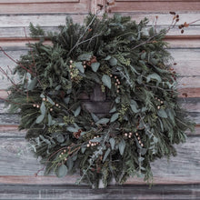 Load image into Gallery viewer, Heart of Gold Collection Classic 20" Fresh Wreath