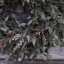 Load image into Gallery viewer, Heart of Gold Collection Classic 20" Fresh Wreath