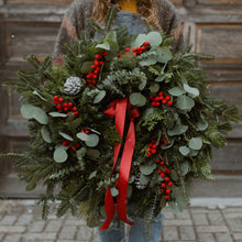 Load image into Gallery viewer, Holly Collection Classic 20&quot; Fresh Wreath
