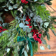 Load image into Gallery viewer, Holly Collection Classic 20&quot; Fresh Wreath
