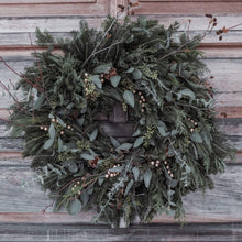 Load image into Gallery viewer, Heart of Gold Collection Classic 20&quot; Fresh Wreath
